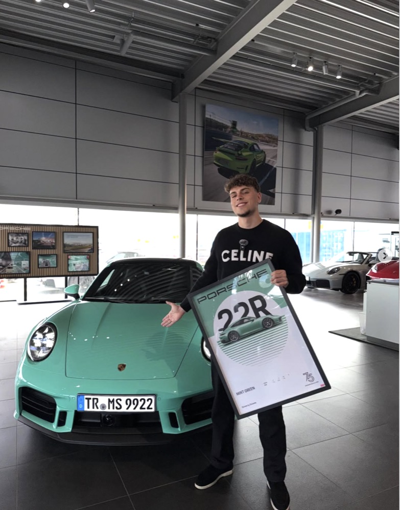 Mika Seegel vor seinem mintgrünen Porsche